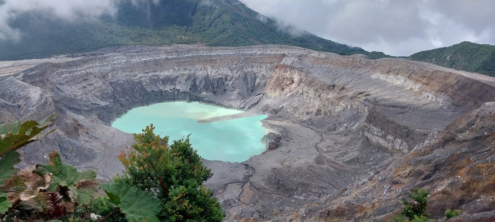 Volcán Poás tranquilo un día después de erupción freática.