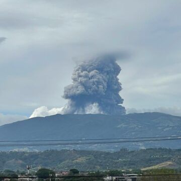 (Videos) Gran erupción del volcán Poás esta tarde alcanzó hasta 4 km de altura: CNE mantiene alerta naranja