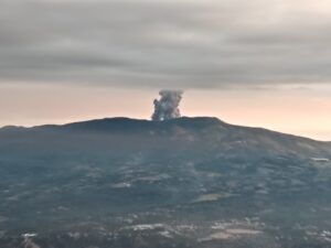 CNE declara alerta roja por aumento de erupciones en el volcán Poás
