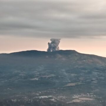 CNE declara alerta roja por aumento de erupciones en el volcán Poás