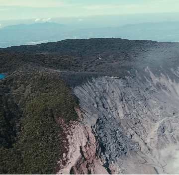 Ojo los asombrosos videos aéreos: Volcán Poás sigue con intensa actividad y en alerta naranja
