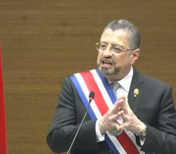 Presidente Chaves no leyó su informe de labores en la Asamblea: en su lugar emitió varios videos propagandísticos y otro discurso contra los demás actores políticos del Estado