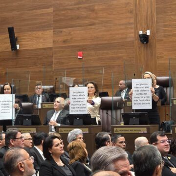 Vea aquí los rótulos de las diputadas ante el discurso de Rodrigo Chaves