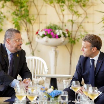 Chaves presume ser “defensor de los océanos” en Francia después de eliminar el Viceministerio de Aguas y Mares