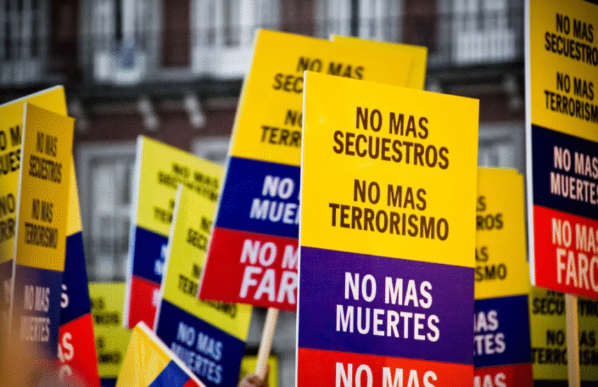 Disparan contra el aspirante presidencial colombiano Miguel Uribe Turbay en un mitin en Bogotá
