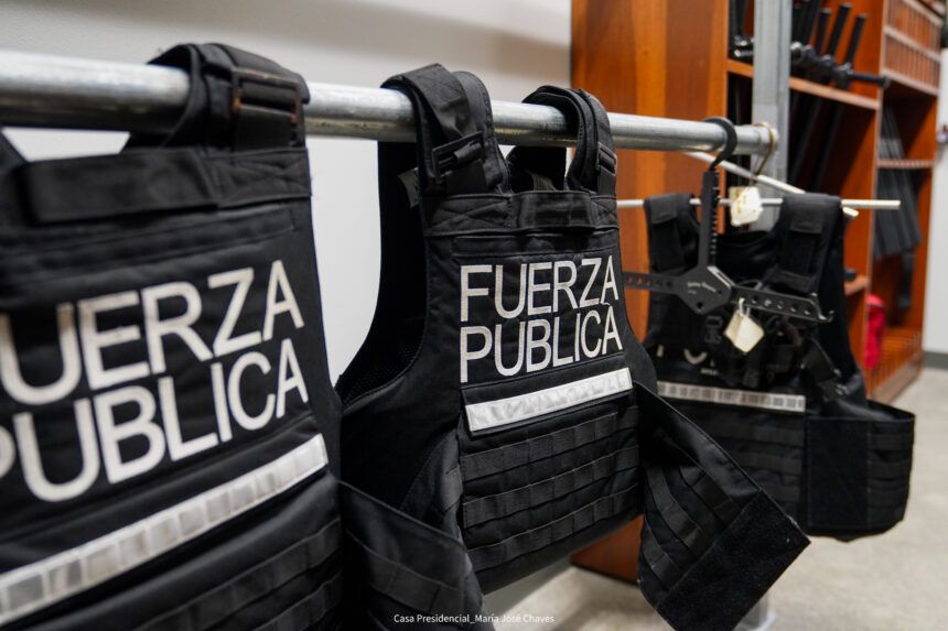 Gobierno afirma que destituyó a 7 directores policiales por no aprobar la prueba del polígrafo pero no informa si ministro de Seguridad Gerald Campos la hizo