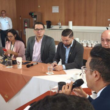 Humo blanco: Negociación promovida por diputado Antonio Ortega da primeros resultados para resolver conflicto por el agua en Paraíso