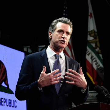 Gobernador de California demanda por difamación a la televisión conservadora Fox News por una millonada