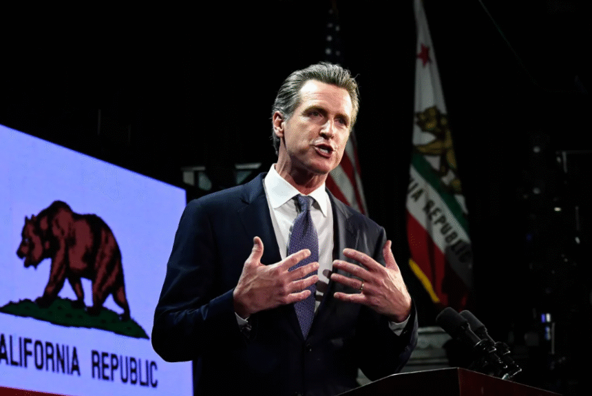 Gobernador de California demanda por difamación a la televisión conservadora Fox News por una millonada