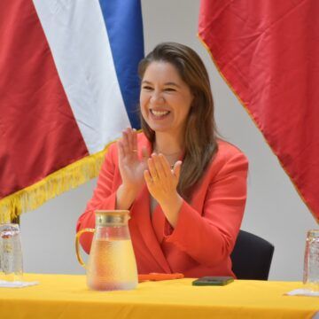 Claudia Dobles sonrisa Asamblea Nacional del PAC ratifica por unanimidad a Claudia Dobles como candidata presidencial