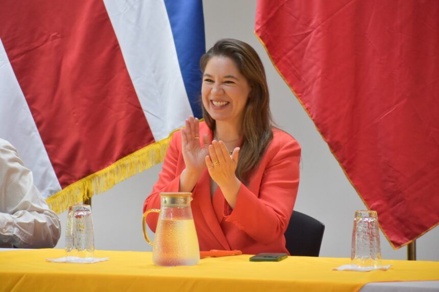 Asamblea Nacional del PAC ratifica por unanimidad a Claudia Dobles como candidata presidencial