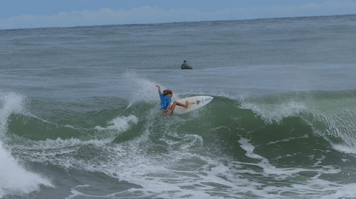 Mikela Castro Bolívar: La nueva promesa del surf costarricense solo tiene 11 años