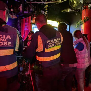 Salud y policías cierran locales y realizan decomisos en La Cali al inspeccionar 9 bares