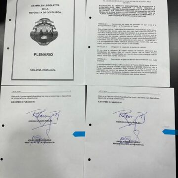 Chaves firma ley para condonar deuda por agua a Paraíso y Cartago tras semanas de retraso