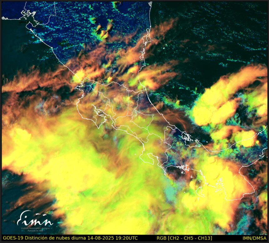 Videos: Polvo del Sahara llega al Caribe, mientras lluvias por onda tropical 23 traen viento y frío a los sectores montañosos y Valle Central