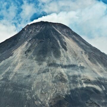 Acceso a los volcanes Arenal y Chato permanece clausurado ante turismo clandestino que destruye el ambiente natural