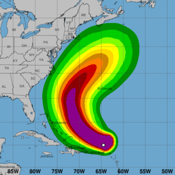 Huracán Erin, el primero de la temporada, disminuye intensidad mientras se desplaza por el norte de Puerto Rico y Dominicana
