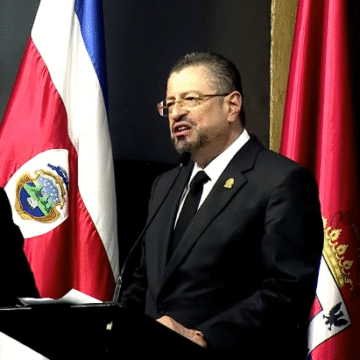 Crema de rosas, insultos y jactarse de obras que no han iniciado en el discurso de Rodrigo Chaves en Cartago