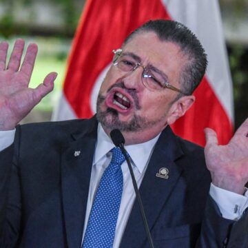 Rodrigo Chaves enfrenta serias críticas por atentado a libertades de expresión y de prensa ante tarifas altísimas para frecuencias de radio y televisión