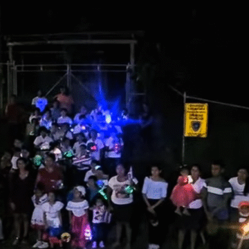 Niños y comunidad de pueblito fronterizo cantan en el Himno Nacional a pesar de la amenaza por posible desalojo