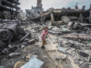 Gaza nina en medio de escombros