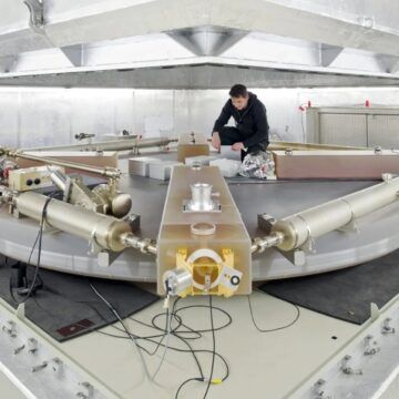 La Tierra se tambalea en el espacio de esta manera