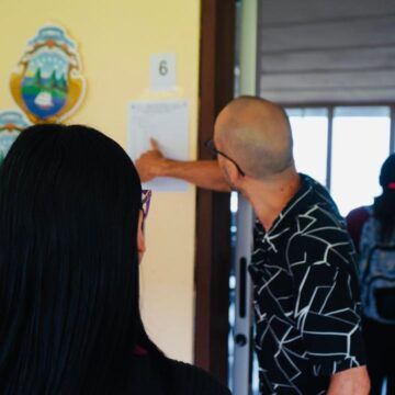 WhatsApp Image 2025-10-27 at 8.31.02 AM Estudio OCDE: Solo 52% de los docentes de Costa Rica usan la IA para su trabajo y tienen pocas oportunidades para capacitarse