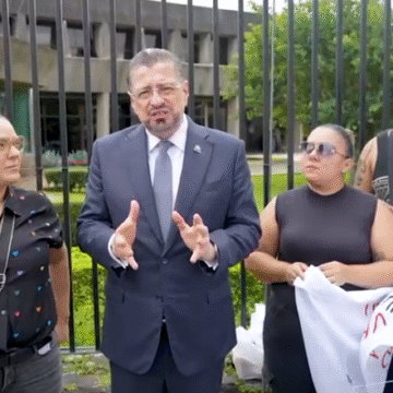 Mujer que usó Chaves para video le reclama: "No fuimos a Casa Presidencial para que usted hiciera otro show político"