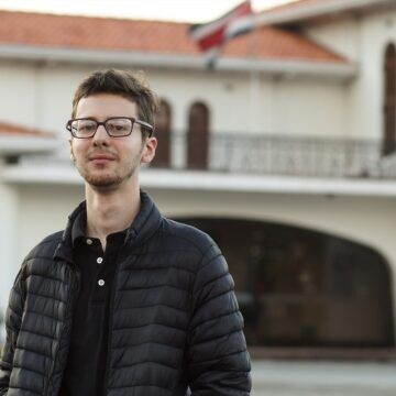 El costarricense Roberto Cambronero gana el Premio de Novela Fundación Mediterráneo con ‘El higo del Edén’