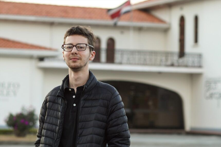 El costarricense Roberto Cambronero gana el Premio de Novela Fundación Mediterráneo con ‘El higo del Edén’