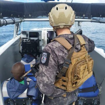 (Video) Guardacostas de Costa Rica, con apoyo aéreo de EEUU, captura lancha rápida con alijo de drogas a 150 millas náuticas de Golfito