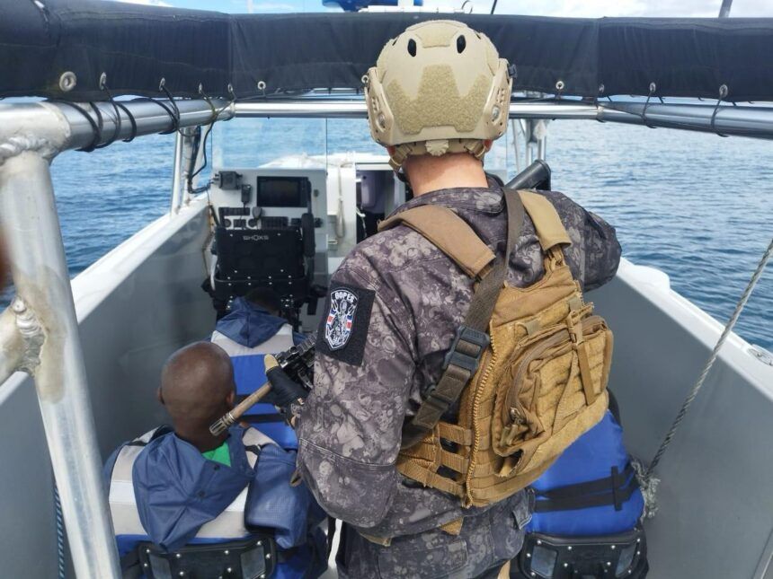 (Video) Guardacostas de Costa Rica, con apoyo aéreo de EEUU, captura lancha rápida con alijo de drogas a 150 millas náuticas de Golfito