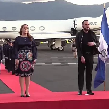 Bukele arriba al país en una jornada política marcada por tensiones