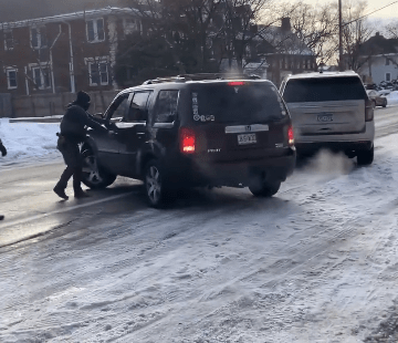 Video: Paramilitar de ICE asesina a sangre fría a mujer estadounidense en vía pública de Mineapolis y Trump defiende actuación de asesino