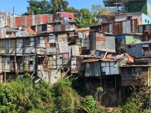 Aumentó un 13,6% la cantidad de personas que viven en precarios en los últimos 3 años mientras Gobierno reduce construcción de vivienda