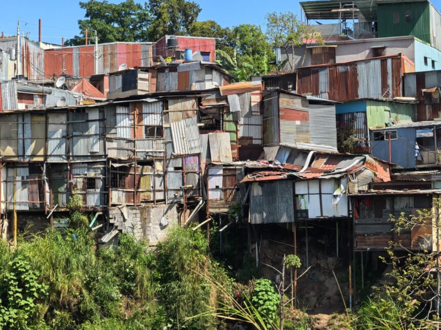 Aumentó un 13,6% la cantidad de personas que viven en precarios en los últimos 3 años mientras Gobierno reduce construcción de vivienda