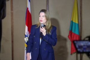 (Videos) Agresivo grupo chavista interviene en reunión de la diputada electa Claudia Dobles para boicotear su trabajo 11 Claudia Dobles diputada 2