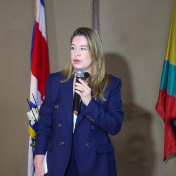 (Videos) Agresivo grupo chavista interviene en reunión de la diputada electa Claudia Dobles para boicotear su trabajo