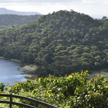 La laguna volcánica Hule hace que cambie el color del agua en Alajuela