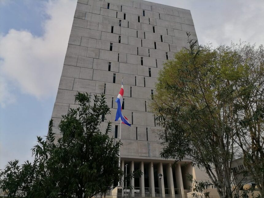 La acción judicial, promovida por la fracción del Frente Amplio, impugna el rechazo a las permutas de puestos solicitadas para el período legislativo 2026-2030.