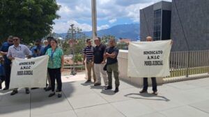 Funcionarios presionan por proyecto de retiro anticipado para agentes del OIJ frente al Congreso