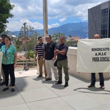Funcionarios presionan por proyecto de retiro anticipado para agentes del OIJ frente al Congreso