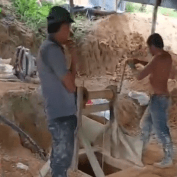 Trabajadores nicaragüenses publican videos de su arduo trabajo extrayendo oro de Costa Rica en la milla fronteriza