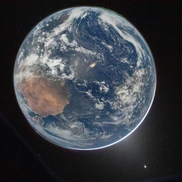 Artemis II abandona la órbita terrestre y se dirige a la Luna con las primeras fotografías desde el espacio