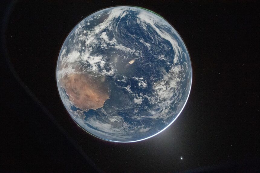 Artemis II abandona la órbita terrestre y se dirige a la Luna con las primeras fotografías desde el espacio