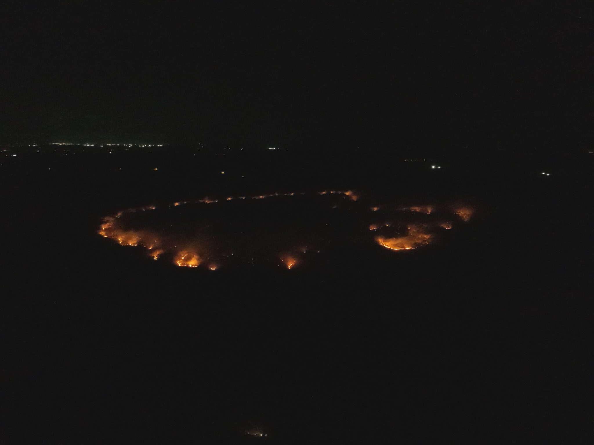 Bomberos del Sinac enfrentan problemas para controlar incendio que ya ingresó a la Reserva Biológica Lomas Barbudal