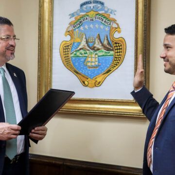 Victor Carvajal CP ¿Viejas formas de corrupción? Denuncian presunto tráfico de influencias del ministro de Agricultura y Ganadería por contratación de su hermana en el ICE