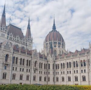 Orbán y Magyar votan en medio de récords de participación en las elecciones de Hungría