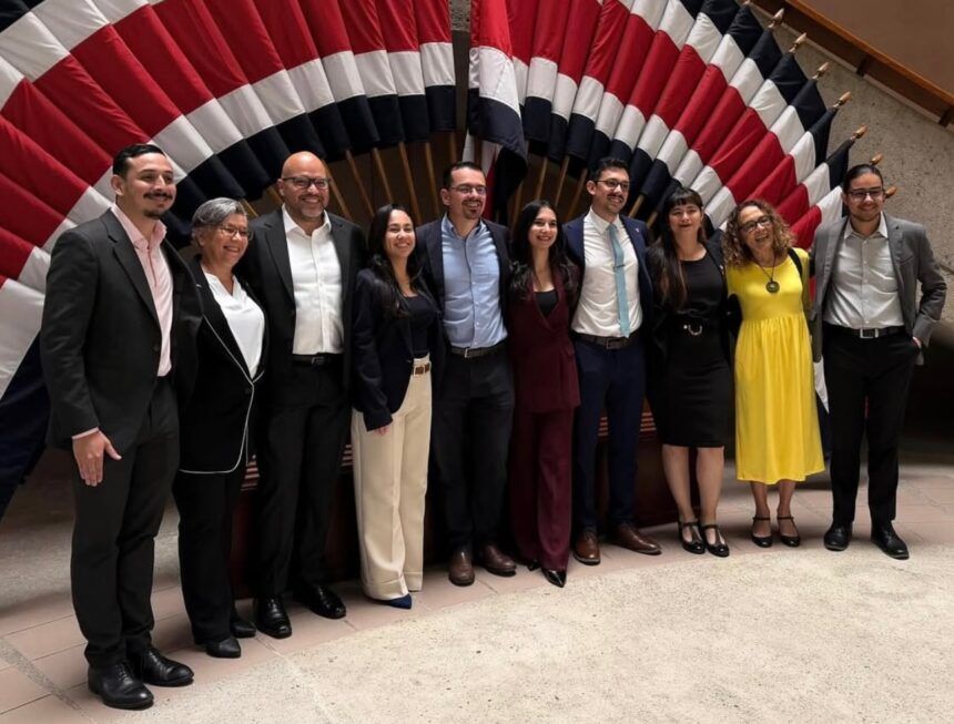 Entrega de credenciales a las 57 diputaciones electas y creación de directorio legislativo provisional hoy en el TSE