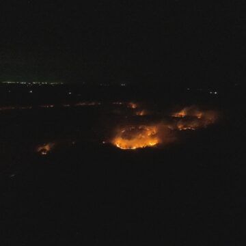 Bomberos del Sinac enfrentan problemas para controlar incendio que inició en finca privada y ya ingresó a la Reserva Biológica Lomas Barbudal